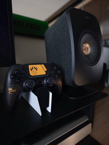 死亡搁浅2 限定DualSense手柄，顺便还有收藏版雕像-PCX 梦旅人