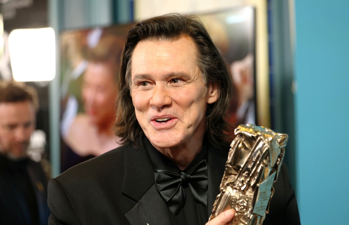 影视 | 金·凯瑞出席领奖「脸变形」不像本尊、遭疑是「复制人」！主办方澄清：他这八个月来一直有联络我-PCX 梦旅人